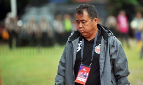 Syafrianto Rusli saat masih menjadi pelatih Semen Padang.