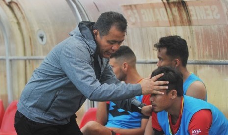 Pelatih kepala Semen Padang FC, Syafrianto Rusli (kiri), pamit dengan timnya usai dikalahkan Tira Persikabo, di Stadion GOR H Agus Salim, Padang, Sumatera Barat, Senin (8/7/2019). 