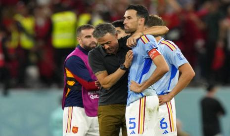  Luis Enrique (kiri) memeluk Sergio Busquets setelah adu penalti pada pertandingan sepak bola babak 16 besar Piala Dunia antara Maroko dan Spanyol, di Stadion Education City di Al Rayyan, Qatar, Selasa, 6 Desember 2022.  Enrique tiba di London untuk melakukan pembicaraan mengenai jabatan manajer di Chelsea. 