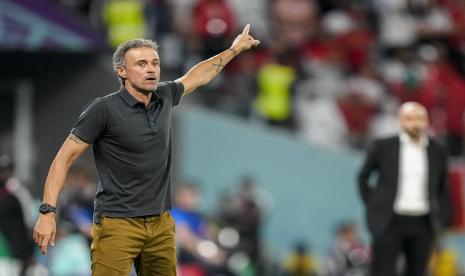  Pelatih timnas Spanyol Luis Enrique memberikan instruksi di dalam area kotak tim selama pertandingan sepak bola babak 16 besar Piala Dunia 2022 antara Maroko dan Spanyol, di Education City Stadium di Al Rayyan, Qatar, Selasa, 6 Desember 2022. 