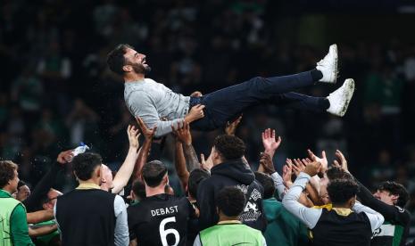 Pelatih kepala Sporting CP Ruben Amorim dilemparkan para pemainnya ke udara setelah memenangkan pertandingan Liga Champions dengan menaklukkan Manchester City 4-1 di Lisbon, Portugal, Rabu (6/11/2024) dini hari WIB.