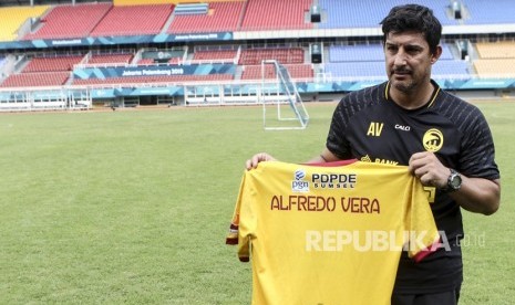 Pelatih kepala Sriwijaya FC yang baru Angel Alfredo Vera memperlihatkan jersey tim Sriwijaya FC di Stadion Gelora Sriwijaya Jakabaring (GSJ) Palembang, Sumatra Selatan, Ahad (21/10/2018).