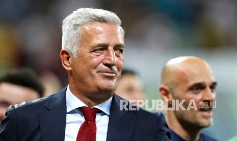 Pelatih kepala Swiss Vladimir Petkovic merayakan kemenangan dalam pertandingan babak 16 besar kejuaraan sepak bola Euro 2020 antara Prancis dan Swiss di stadion National Arena di Bucharest, Rumania, Selasa (29/6) dini hari WIB.