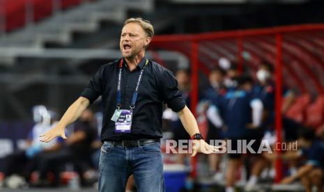 Pelatih kepala Thailand, Alexandre Polking bereaksi di pinggir lapangan saat pertandingan leg kedua semifinal Piala Suzuki AFF 2020 antara Thailand dan Vietnam di Singapura,  Ahad (26/12).