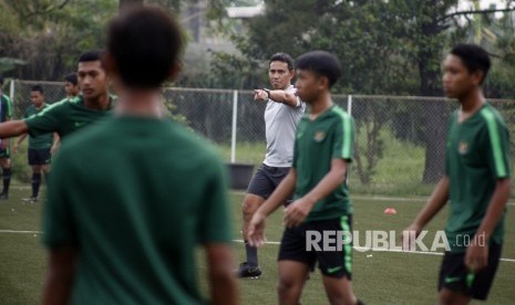 Pelatih Kepala tim nasional U-16 Bima Sakti (Tengah) memberikan arahan saat sesi latihan perdana di Lapangan NYTC, Sawangan, Depok, Jawa Barat, Senin (13/5/2019). 