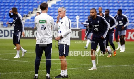 Pelatih Kepala Timnas Prancis Didier Deschamps berbicara dengan assisten pelatih saat latihan di Groupama stadium Decines Lyon Prancis