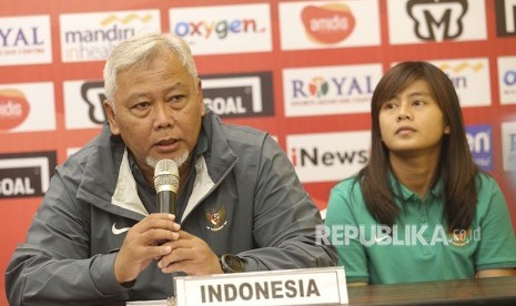 Pelatih kepala Timnas Putri Indonesia Satia Bagdja Ijatana (kiri) didampingi pesepak bola Timnas Putri Indonesia Susi Susanti (kanan) menjawab pertanyaan wartawan saat konferensi pers menjelang laga persahabatan antara Indonesia melawan Thailand di Palembang, Sumatra Selatan, Sabtu (26/5). 