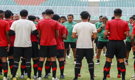 Pelatih timnas sepak bola Indonesia U-17 Bima Sakti (tengah) memberikan pengarahan kepada para pemainnya belum lama ini.