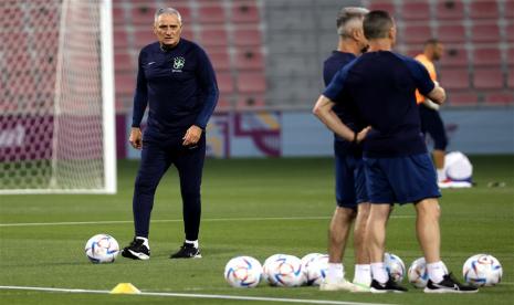  Pelatih timnas Brasil Tite saat sesi latihan di Doha, Qatar, Kamis, 8 Desember 2022. Brasil akan menghadapi Kroasia di perempat final Piala Dunia FIFA 2022 pada 9 Desember.