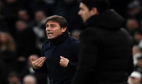 Pelatih Tottenham Hotspur, Antonio Conte, bereaksi pada pertandingan sepak bola Liga Primer Inggris antara Tottenham Hotspur dan Arsenal di London, Inggris,  Senin (16/1/2023). Tottenham kalah 0-2 di laga itu.