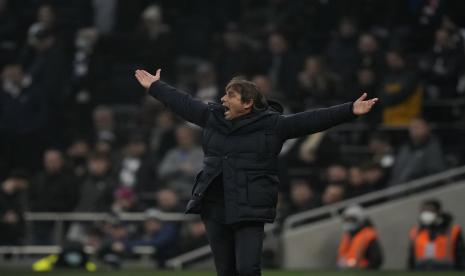 Pelatih kepala Tottenham Antonio Conte bereaksi selama pertandingan sepak bola Liga Premier Inggris antara Tottenham Hotspur dan Crystal Palace di White Hart Lane di London, Inggris, Ahad, 26 Desember 2021.