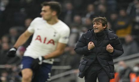 Pelatih kepala Tottenham Antonio Conte bereaksi selama pertandingan sepak bola Liga Premier Inggris antara Tottenham Hotspur dan Crystal Palace di White Hart Lane di London, Inggris, Minggu, 26 Desember 2021.