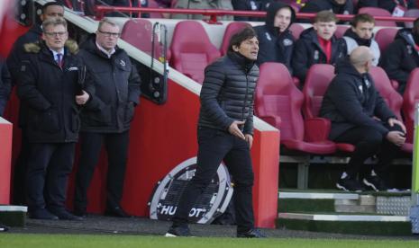 Pelatih kepala Tottenham Antonio Conte bereaksi selama pertandingan sepak bola Liga Premier Inggris antara Brentford dan Tottenham Hotspur di Gtech Community Stadium di London, Senin, 26 Desember 2022. 