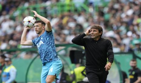 Pelatih kepala Tottenham Antonio Conte, kanan,7 memberikan instruksi kepada para pemainnya saat pertandingan sepak bola grup D Liga Champions antara Sporting CP dan Tottenham Hotspur di stadion Alvalade di Lisbon, Rabu (14/9/2022).