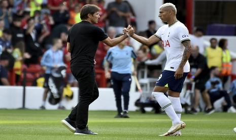 Pelatih kepala Tottenham Antonio Conte, kiri, berjabat tangan dengan Richarlison dari Tottenham setelah timnya memenangkan pertandingan sepak bola Liga Inggris antara Nottingham Forest dan Tottenham Hotspur di stadion City Ground di Nottingham, Inggris, Ahad, 28 Agustus 2022.