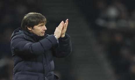 Pelatih Tottenham Hotspur Antonio Conte memberi isyarat selama pertandingan sepak bola Liga Primer Inggris antara Tottenham Hotspur dan Everton di Stadion Tottenham Hotspur di London, Senin, 7 Maret 2022, waktu setempat.