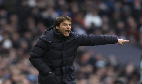 Pelatih kepala Tottenham Antonio Conte memberikan instruksi kepada para pemainnya selama pertandingan sepak bola Liga Inggris antara Tottenham Hotspur dan Newcastle di stadion Tottenham Hotspur, di London, Inggris, Ahad, 3 April 2022