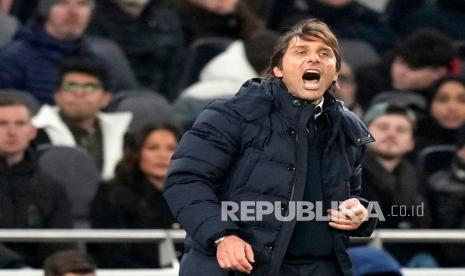  Pelatih kepala Tottenham Antonio Conte memberikan instruksi kepada para pemainnya saat pertandingan sepak bola Liga Inggris antara Tottenham Hotspur dan Liverpool di Stadion Tottenham Hotspur di London,  Ahad (19/12/2021).