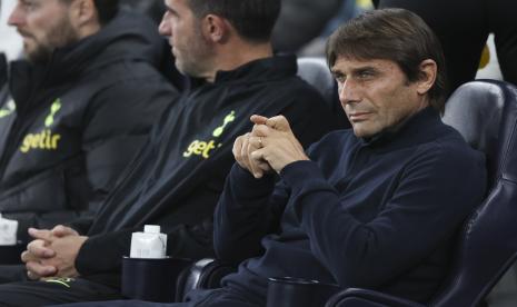 Pelatih kepala Tottenham Antonio Conte menyaksikan pertandingan sepak bola grup D Liga Champions antara Tottenham Hotspur dan Sporting CP di Stadion Tottenham Hotspur di London, Rabu, 26 Oktober 2022. 