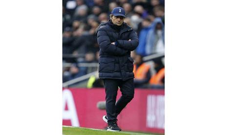 Pelatih kepala Tottenham Antonio Conte menyaksikan timnya bermain dari pinggir lapangan selama pertandingan sepak bola Liga Premier Inggris antara Tottenham Hotspur dan Wolverhampton Wanderers dan di White Hart Lane di London, Ahad, 13 Februari 2022.