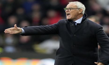 Pelatih Watford Claudio Ranieri memberikan instruksi kepada para pemainnya selama pertandingan sepak bola Liga Primer Inggris antara Watford dan West Ham United di Vicarage Road, Watford, Inggris, Selasa (28/12). Watford kalah 1-4 atas West Ham.