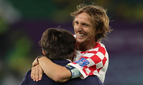  Pelatih kepala Zlatko Dalic (kiri) dari Kroasia dan pemain bintangnya Luka Modric merayakan setelah memenangkan pertandingan sepak bola perempat final Piala Dunia FIFA 2022 antara Kroasia dan Brasil di Stadion Education City di Doha, Qatar, Jumat, 9 Desember 2022. 