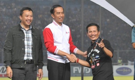 Pelatih kesebelasan Persib menerima ucapan selamat dari Presiden Joko Widodo pada laga final Piala Presiden di Stadion Utama Gelora Bung Karno, Ahad (18/10).