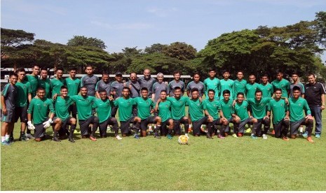 Pelatih kiper Eduardo Perez (berdiri ke-11 dari kiri) bersama tim pelatih, ofisial, dan pemain timnas U-22.