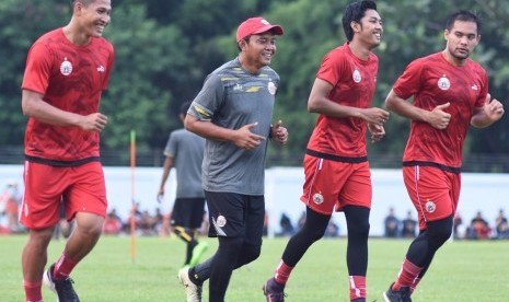 Pelatih kiper Persija, Ahmad Fauzi, bersama tiga kiper Persija.