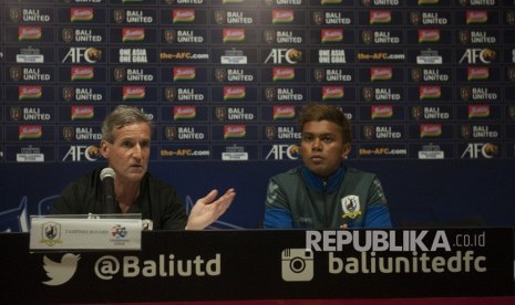 Pelatih Klub Tampines Rovers Singapura, Juergen Raab (kiri) bersama pesepak bola Tampines Rovers, Syafirul Sulaiman (kanan) memberi keterangan pers terkait kesiapan timnya jelang pertandingan Liga Champion Asia 2018 di Stadion Dipta, Gianyar, Senin (15/1). 