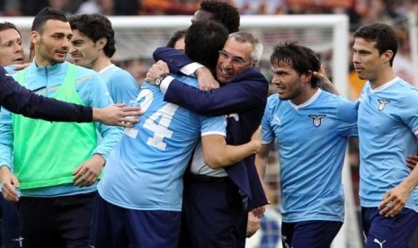 Pelatih Lazio, Edoardo Reja (tengah), merayakan kemenangan timnya usai melawan AS Roma di stadion Olimpiaco, Roma, Ahad (4/3). 