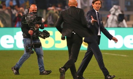 Pelatih Lazio, Simone Inzaghi (kanan) menyelamati pelatih AS Roma, Luciano Spaletti seusai laga Serie A di stadion Olimpico, Ahad (4/12). Roma menang 2-0 pada laga ini. 