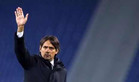 Pelatih Lazio Simone Inzaghi melambaikan tangan pada akhir pertandingan grup Liga Europa UEFA antara SS Lazio dan SBV Vitesse di Stadion Olimpiade Roma, Italia, Jumat (24/11). 