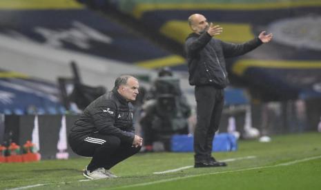 Pelatih Leeds United Marcelo Bielsa dan pelatih Manchester City Pep Guardiola (kanan).