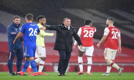 Pelatih Leicester City Brendan Rodgers (tengah) usai laga kontra Arsenal.