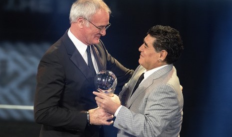 Pelatih Leicester City, Claudio Rainieri (kiri) menerima trofi pelatih terbaik 2016 versi FIFA dari Diego Maradona, di Zurich, Swiss, Senin (9/1).