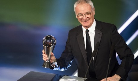 Pelatih Leicester City, Claudio Rainieri menerima trofi pelatih terbaik 2016 versi FIFA, di Zurich, Swiss, Senin (9/1).