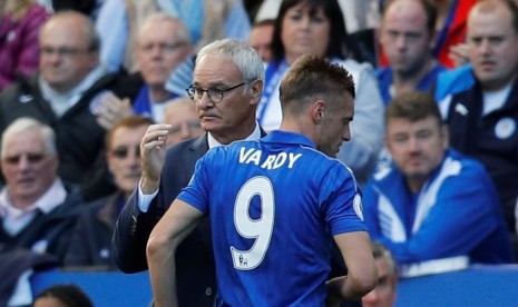 Pelatih Leicester City, Claudio Ranieri (kiri) menarik keluar striker, Jamie Vardy pada laga Liga Primer lawan Southampton, Ahad (2/10). Laga yang digelar di stadion King Power itu berakhir imbang tanpa gol.