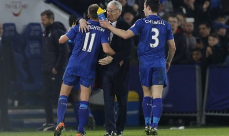 Pelatih Leicester City, Claudio Ranieri (tengah) memeluk Marc Albrighton seusai laga Liga Primer lawan West Ham United di stadion King Power, Sabtu (31/12). Leicester menang 1-0.