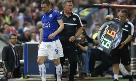 Pelatih Leicester City, Craig Shakespeare (kanan) saat menarik keluar Jamie Vardy pada leg pertama perempat final Liga Champions lawan Atletico Madrid di Vicente Calderon, Kamis (13/4) dini hari WIB. Leicester kalah 0-1.