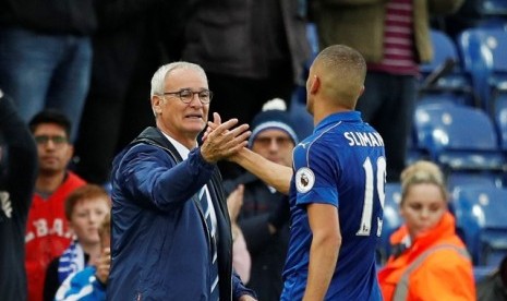 Pelatih Leicester, Claudio Ranieri (kiri) bersama striker, Islam Slimani usai laga kontra Burnley, Sabtu (17/9). Pada malam ini, Leicester akan menjamu FC Porto di laga Grup G Liga Champions. 