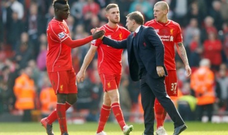 Pelatih Liverpool Brendan Rodgers bersama anak-anak asuhnya seusai laga melawan Manchester United.