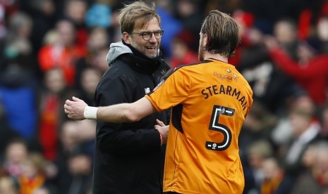 Pelatih Liverpool, Juergen Klopp bersalaman dengan salah satu pemain Wolverhampton Wanderers, Richard Stearman (kanan) seusai laga Piala FA di Anfield, Sabtu (28/1). Liverpool tersingkir setelah kalah 1-2.