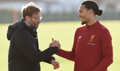 Pelatih Liverpool Jurgen Klopp dan bek the Reds Virgil van Dijk. 