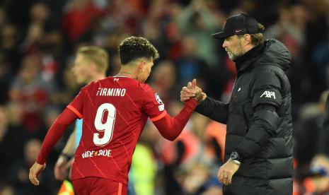 Pelatih Liverpool Juergen Klopp (kanan) menyalami Roberti Firmino.