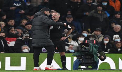  Pelatih Liverpool Juergen Klopp (kiri) berdebat dengan wasit Paul Tierney dalam pertandingan sepak bola Liga Primer Inggris antara Tottenham Hotspur dan Liverpool FC di Stadion Tottenham Hotspur, London, Senin (20/12) dini hari WIB. 