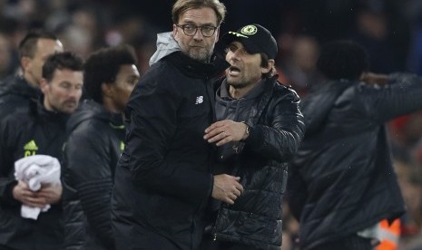 Pelatih Liverpool, Juergen Klopp (kiri) bersalaman dengan pelatih Chelsea, Antonio Conte seusai laga Liga Primer Inggris di Anfield, Rabu (1/2) dini hari WIB. Besok malam kedua tim akan kembali bertemu.