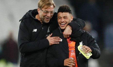 Pelatih Liverpool, Juergen Klopp (kiri) bersama gelandang Alex Oxlade-Chamberlain seusai laga Liga Primer Inggris.