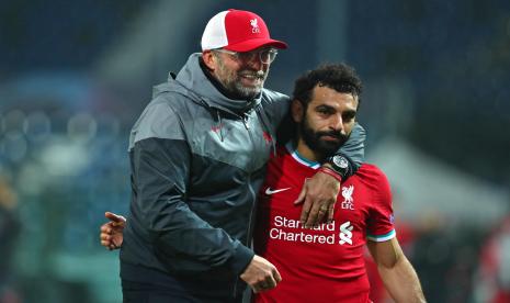 Pelatih Liverpool Juergen Klopp (kiri) dan Mohamed Salah dari Liverpool merayakan kemenangan 5-0 mereka dalam pertandingan sepak bola Grup D Liga Champions UEFA Atalanta BC vs Liverpool di Gewiss Stadium di Bergamo, Italia, 03 November 2020