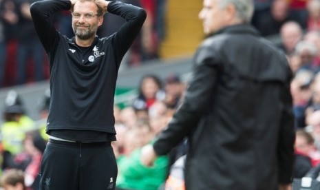 Pelatih Liverpool Juergen Klopp (kiri) dan pelatih Manchester United Jose Mourinho.